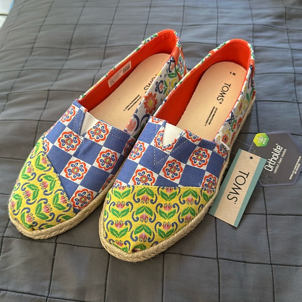 New with tags colorful Toms espiraldes flat tile design shoe size 7